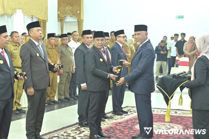 Gubernur Sumatera Barat Mahyeldi Ansharullah melantik Era Sukma Munaf menjadi Pjs Bupati Pessel, di Auditorium Istana Gubernur Sumbar, Padang, Selasa (24/9/2024). FOTO: Dok Diskominfo Pessel