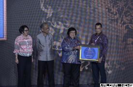 Menteri LHK RI, Prof Siti Nurbaya didampingi Dirjen PSLB3...