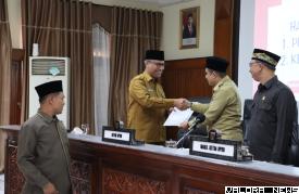 Wakil Ketua DPRD Bukittinggi, Nur Asra menyerahkan naskah...