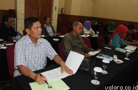 Sekretaris DPRD Padang, Alis Basyar bersama sejumlah staf,...