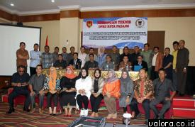 Pimpinan DPRD Padang beserta anggota, foto bersama dengan...