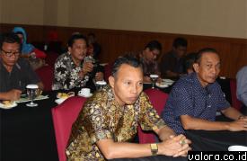 Anggota Fraksi PAN DPRD Padang, Masrul (kiri depan) bersama...