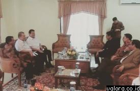 Gubernur Sumbar, Irwan Prayitno bersama panitia Kongres V...