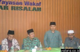 Sekretaris Yayasan Wakaf Ar Risalah, Mulyadi Muslim memandu...