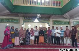 Ketua DPRD Padang, Syafrial Kani bersama warga di Masjid...