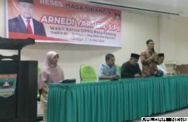 Wakil Ketua DPRD Padang, Arnedi Yarmen bersama warga di...