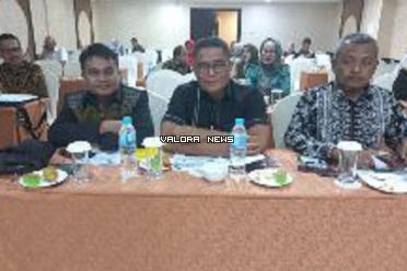 Ketua DPRD Padang, Syafrial Kani (tengah) didampingi Arnedi...